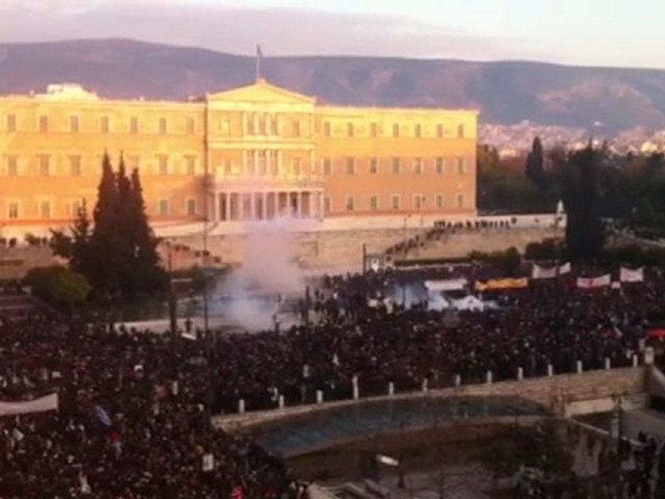 Σύνταγμα απόγευμα χιλιάδες2 διαδηλωτές έξω από τη Βουλή