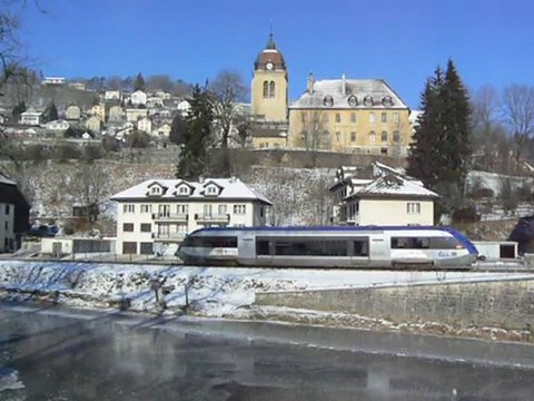 X 73752 arrive à Morteau le long du Doubs .