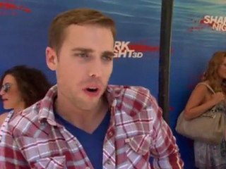 Pool Party - Dustin Milligan - Featurette Pool Party - Dustin Milligan (English)