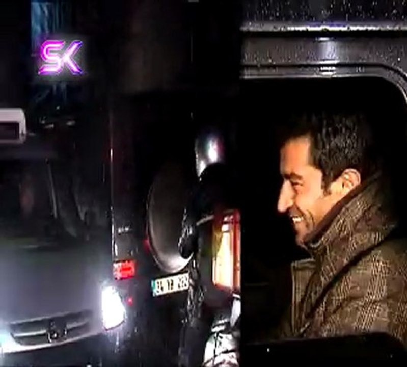 SEVGİLİSİYLE İLGİLİ DEDİKODULAR KENAN İMİRZALIOĞLU'NU ÇILDIRTTI