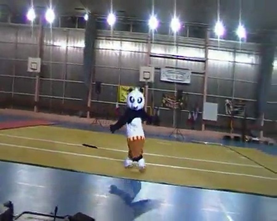 La Mascotte fait son show à la soirée des Arts Martiaux à Pont-de-Claix. Copyright Diverty'Kids.