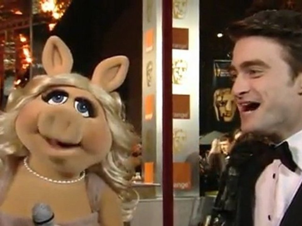 Miss Piggy gets flirty at BAFTAs