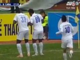 Sunday (Thanh Hóa) vượt qua 3 cầu thủ của Hà Nội T&T và sút như trái phá làm tung lưới thủ môn Dương Hồng Sơn