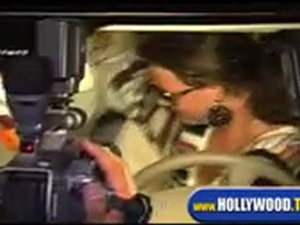 Britney Spears Goes to the Desert Sun Tanning Salon