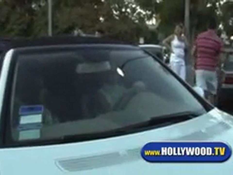 BRITNEY SPEARS SAVED BY CRAZY WOMEN - HOLLYWOOD.TV