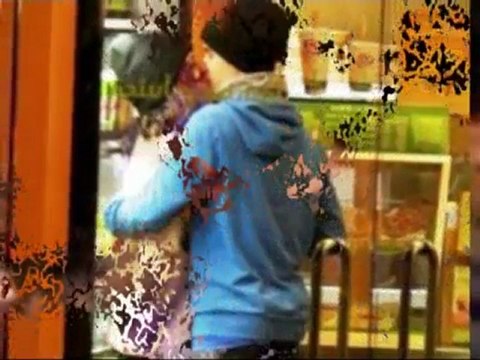 [LEAKED] Justin Bieber And Selena Gomez KISSING at DisneyLand 2012 | JELENA KISSING 2012