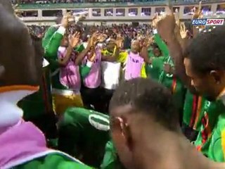 Futbolcusunu kucağında taşıdı