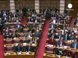 Atene, la rabbia dei greci. Si del parlamento ai tagli