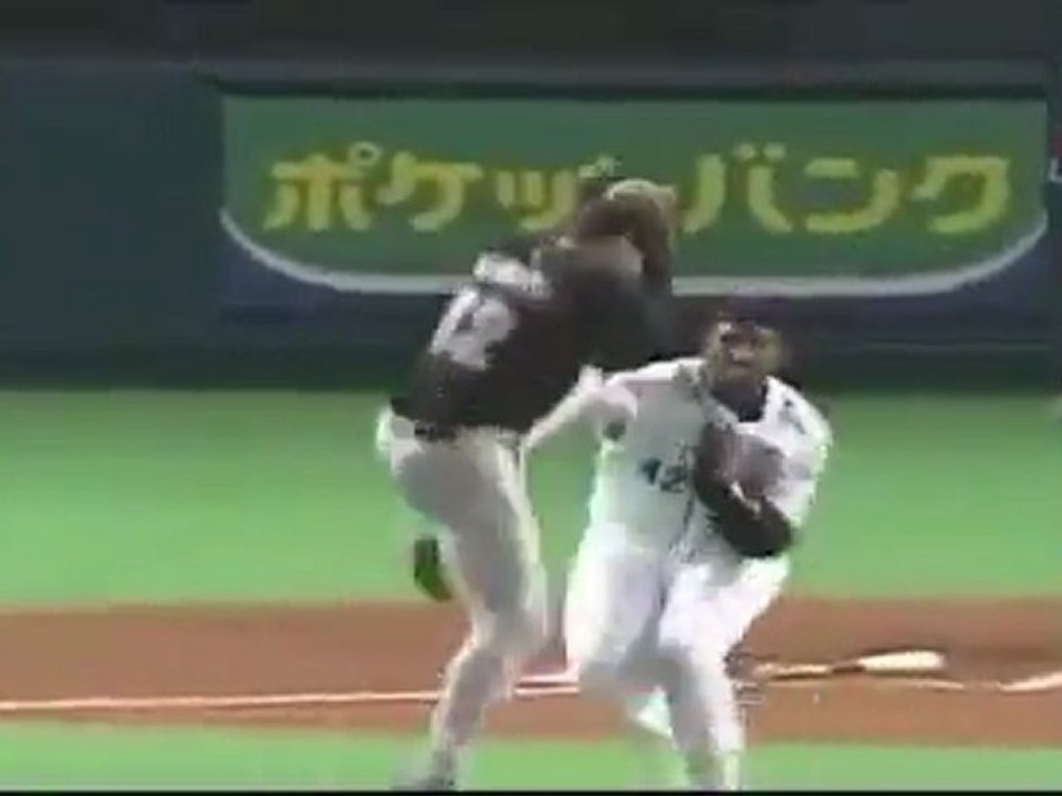 ズレータ セラフィニにヘルメットを投げつけ、乱闘騒ぎに・・・