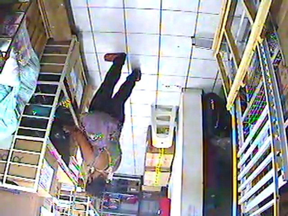 camera de segurança flagra mulher furtando dinheiro em bolsa