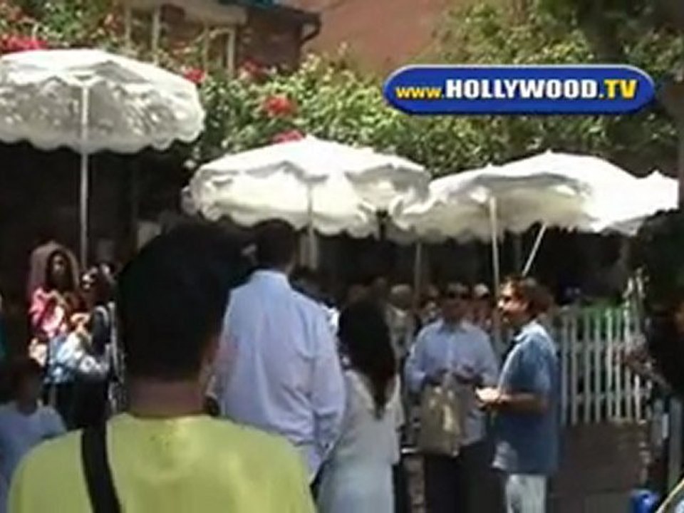 Fred Savage Has Lunch At The Ivy