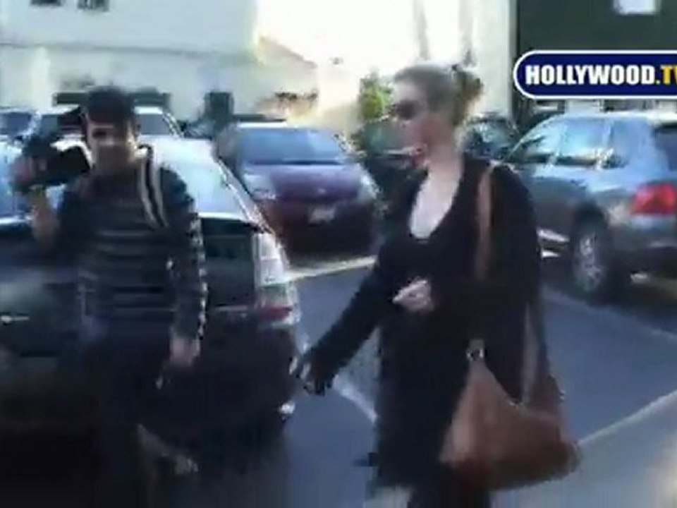 Lisa Kudrow Leaves From Lunch At Cafe Med