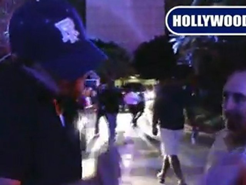 Leonardo DiCaprio Signs Autographs At The Lakers Game