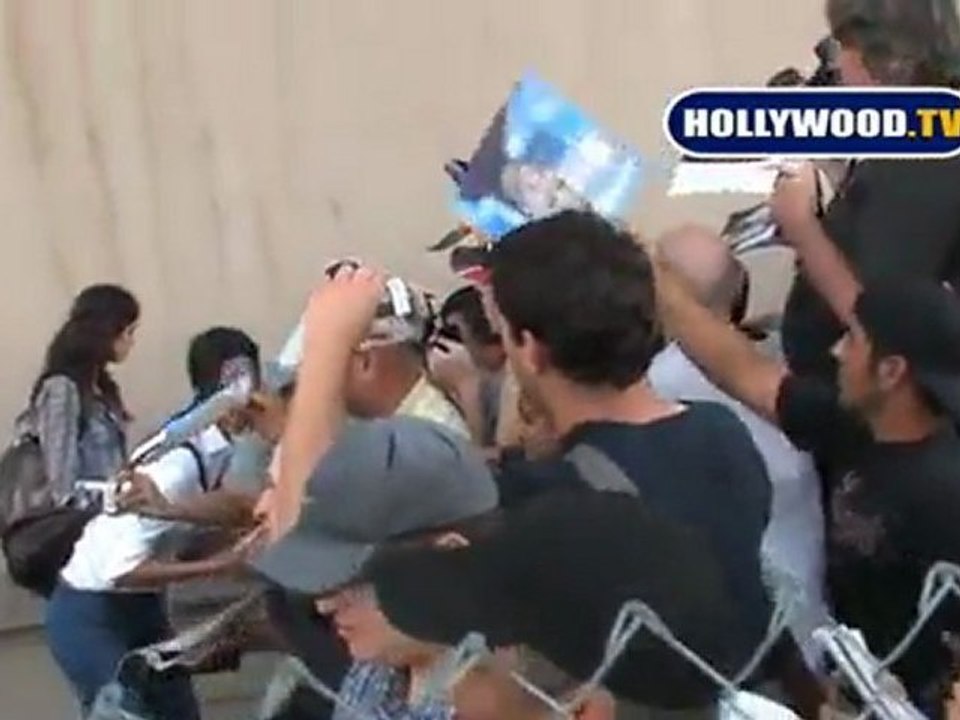 Zoe Saldana Signs Autographs For Fans.