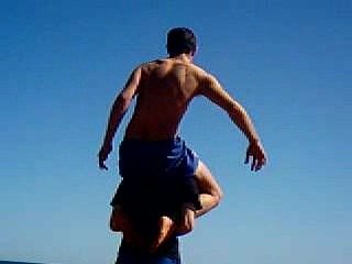 comba sur lé épaule