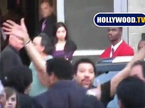 Lionel Richie Waves To The Crowds of Fans