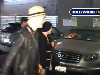 Kelly Osbourne Jokes With Paparazzi.