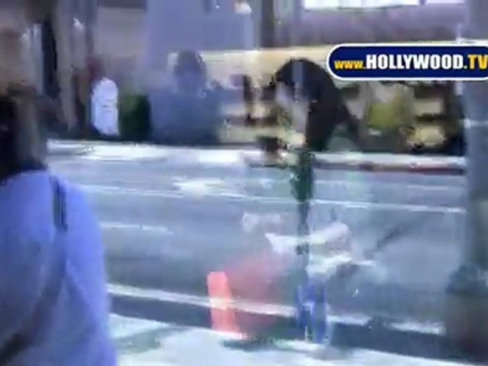 Kim Kardashian Shops On Robertson BLVD