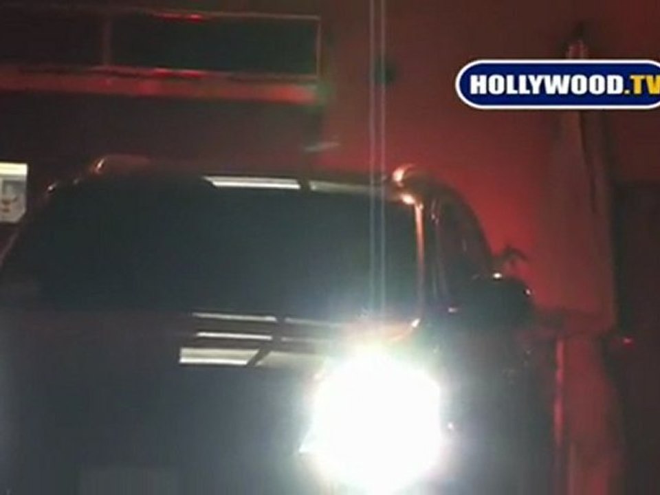 Gwyneth Paltrow Hides From Camera.