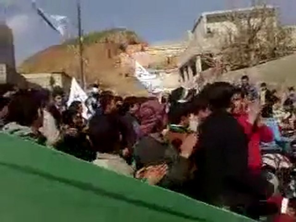 فري برس   الأتارب بريف حلب مظاهرة طلابية تحية لضباط منطقة الأتارب الأحرارو كتيبة قذائف الحق ونصرةً لحمص 13 2 2012 ج3