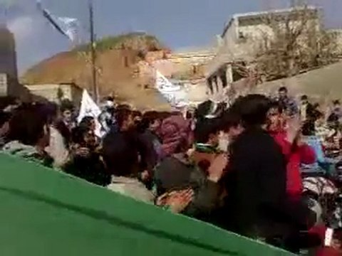 فري برس الأتارب بريف حلب مظاهرة طلابية تحية لضباط منطقة الأتارب الأحرارو كتيبة قذائف الحق ونصرةً لحمص 13 2 2012 ج3