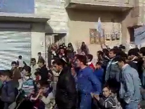 فري برس الأتارب بريف حلب مظاهرة طلابية تحية لضباط منطقة الأتارب الأحرارو كتيبة قذائف الحق ونصرةً لحمص 13 2 2012 ج2