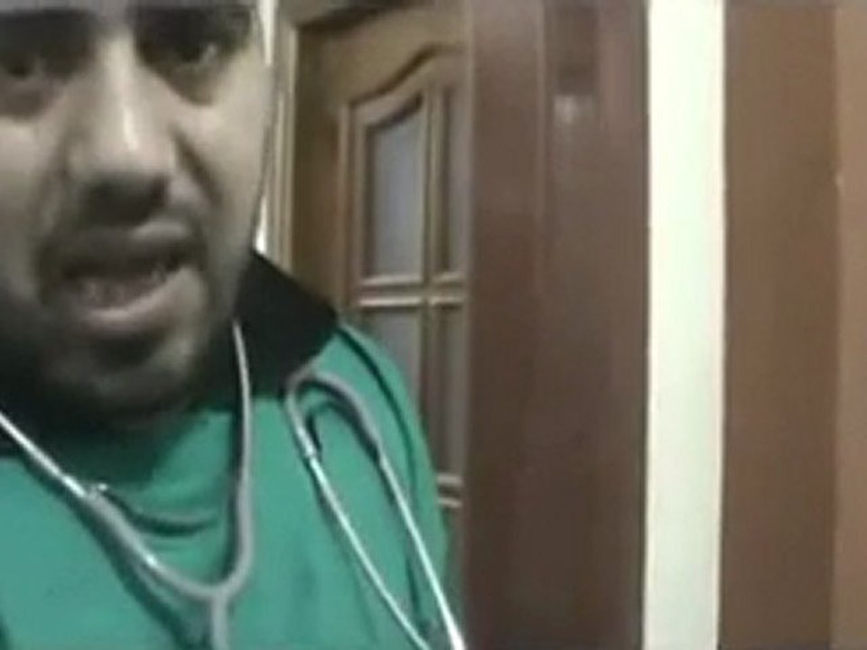 فري برس   حمص باباعمرو جريح مصاب بشظايا بوجهه جراء القصف