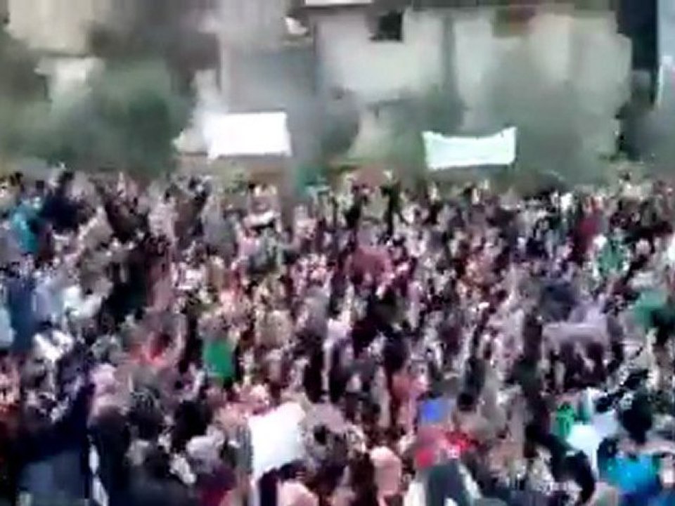 فري برس   حماة   مظاهرات عارمة في جمعة روسيا تقتل أطفالنا 10 2 2012 ج2