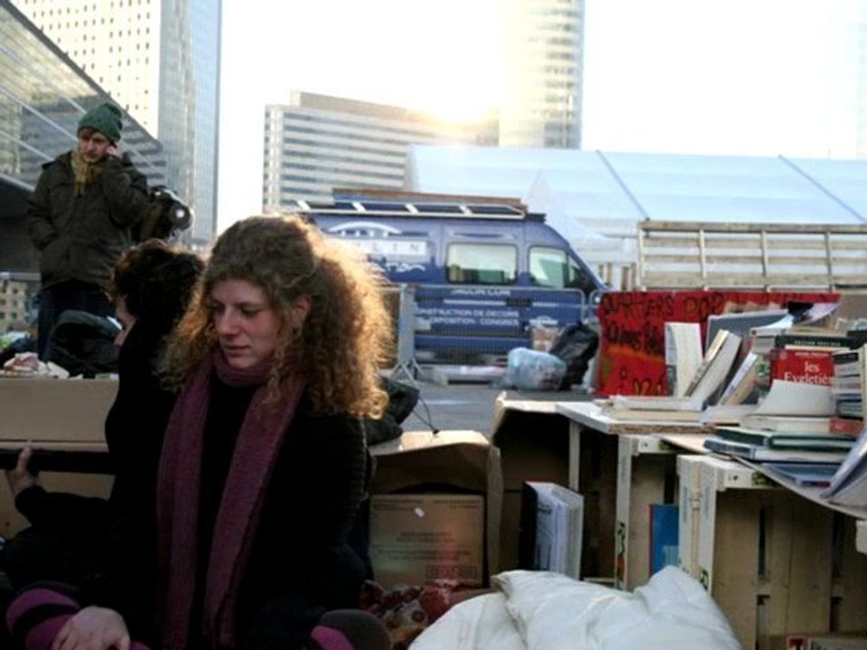 Quand les Indignés campent à la Défense