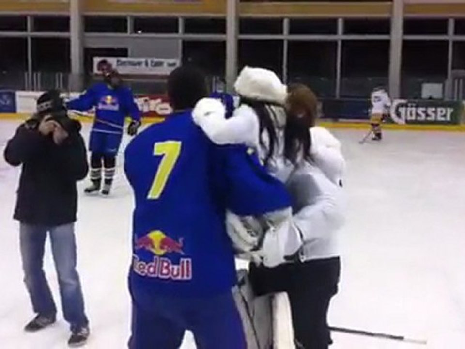 Antonia aus Tirol macht PUK-Einwurf beim Promi-Eishockey in Kitzbühel