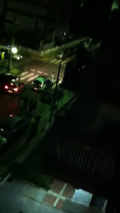 Un flic espagnole frappe un mec à Salou