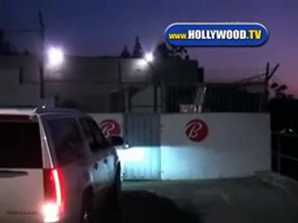 Britney Spears Wave @ Paps while leaving Bally.