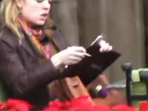 Melissa George pays the bill at the Beverly Wilshire Hotel