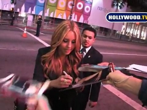 Amanda Bynes Sign Autographs and Chat With Fans.
