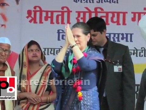 Sonia Gandhi with Priyanka Gandhi Vadra in Raebareli for Congress campaign