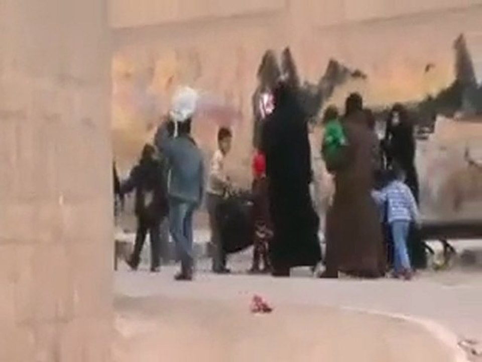 فري برس   حماة   نزوح الاهالي من حي الحميدية 14 2 2012