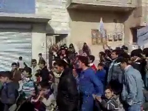 فري برس الأتارب بريف حلب مظاهرة طلابية تحية لضباط منطقة الأتارب الأحرارو كتيبة قذائف الحق ونصرةً لحمص 13 2 2012 ج2