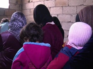 Syrian families flee Homs for Lebanese border