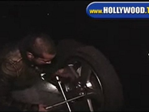 Paparazzi Change Britney Spears' Flat Tire