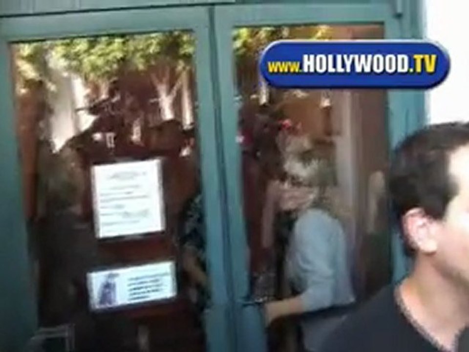 Lindsay Lohan Mobbed By Paparazzi - HOLLYWOOD.TV