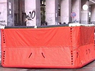 Grèce : une femme, licenciée, menace de se suicider