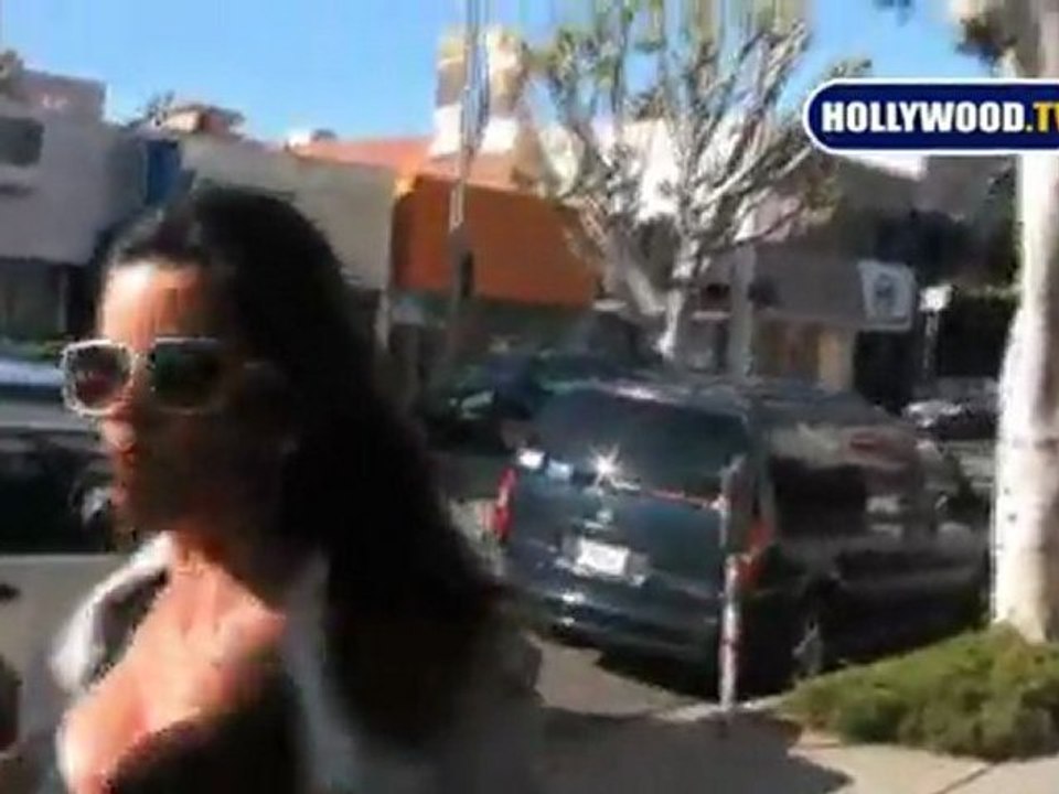Janice Dickinson Plays With Paparazzi On Robertson