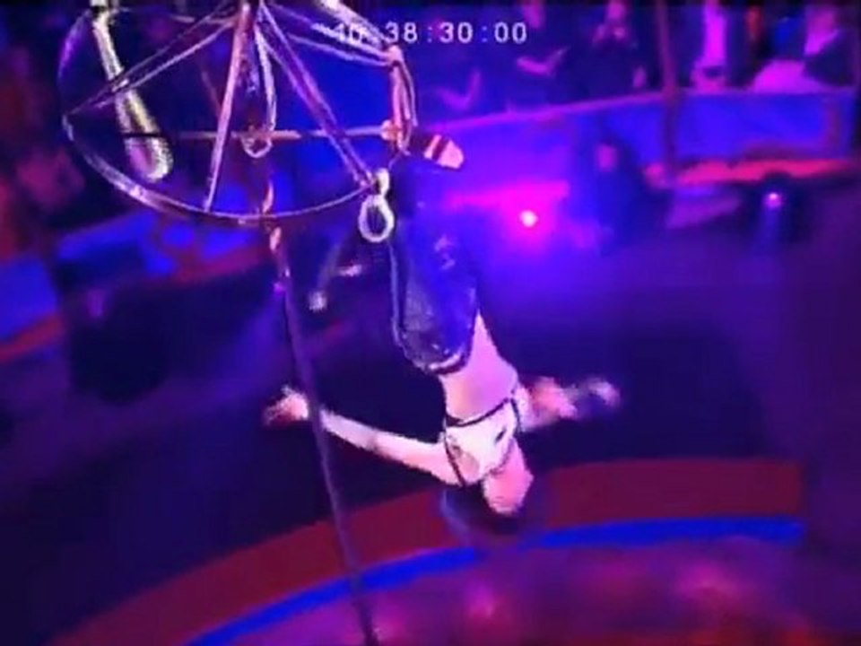 SALIMA PEIPPO-aerial acts-presents Art agency Valentino