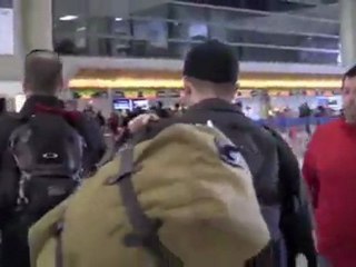 Robert Pattinson en LAX, rumbo a Berlín - Feb / 15
