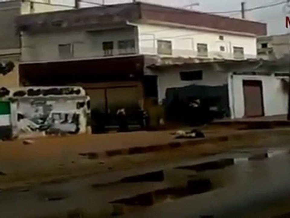 Küçük çocuk iki ateş arasınad kadı