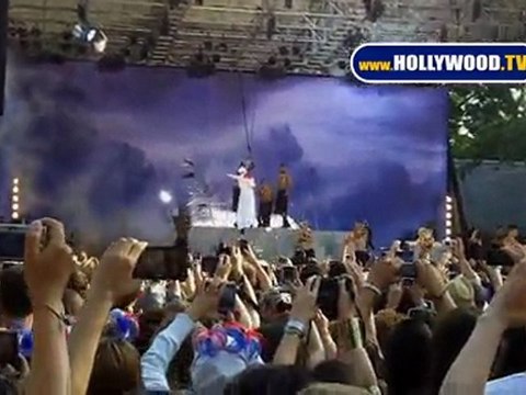 CELEBRITY GPS Lady Gaga Flies into GMA!