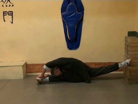 Школа боевых искусств Цюань-шу . Стиль цзыжань . Москва. Растяжка-шпагат.