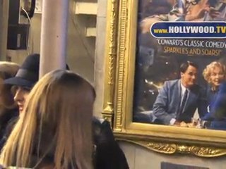 Descargar video: Kim Cattrall greets her fans outside of Music Box Theatre