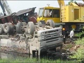 Tàu hỏa đâm văng xe tải xuống ruộng