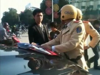 Xem cảnh 'thiếu gia' đi BMW không biển, coi thường công an